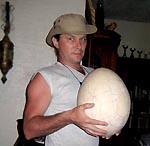 Игорь Сид с яйцом мадагаскарского эпиорниса (птицы Рухх) в руках