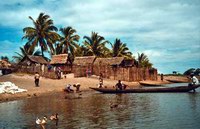 Рыбацкая деревня на берегу Пангаланского канала