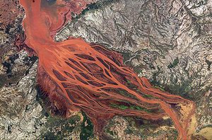Красные реки - результат эрозии почвы на Мадагаскаре